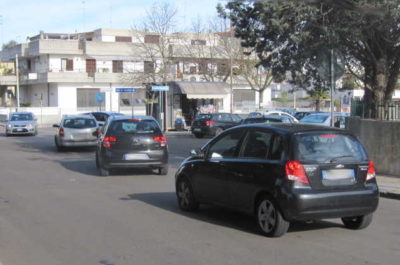 Traffico impazzito alla rotatoria del cavallo a Castromediano. Incidenti, litigi e proteste - Corriere Salentino