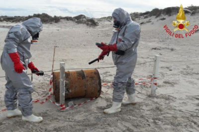 Recuperato un fusto sospetto sull’arenile di Spiaggiabella - Corriere Salentino