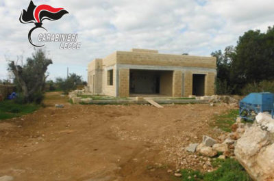 Amplia piscina ed i piani della casa in costruzione, ma non aveva il permesso: denunciato 50enne - Corriere Salentino