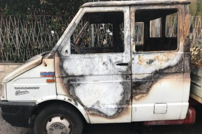 Fiamme avvolgono il furgone di un commerciante ambulante, mistero sulle cause - Corriere Salentino