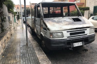 Fiamme avvolgono il furgone di un commerciante ambulante, mistero sulle cause - Corriere Salentino