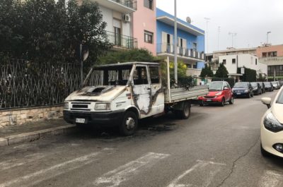 Fiamme avvolgono il furgone di un commerciante ambulante, mistero sulle cause - Corriere Salentino