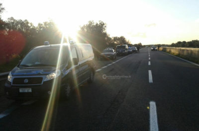 Terrore sulla statale Lecce-Brindisi: commando di 15 rapinatori tenta l'assalto ad un furgone portavalori - Corriere Salentino