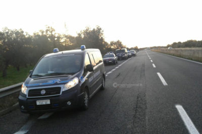 Terrore sulla statale Lecce-Brindisi: commando di 15 rapinatori tenta l'assalto ad un furgone portavalori - Corriere Salentino