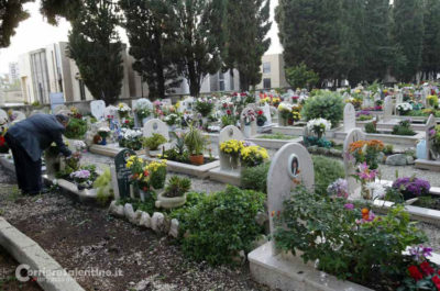 In migliaia hanno onorato il giorno dei defunti, Signore: “Superata la prova del decoro e della pulizia nel cimitero” - Corriere Salentino