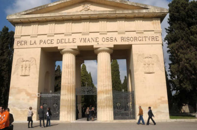 In migliaia hanno onorato il giorno dei defunti, Signore: “Superata la prova del decoro e della pulizia nel cimitero” - Corriere Salentino