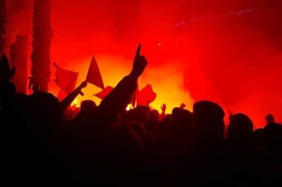 I tifosi abbracciano i beniamini giallorossi. Festa, cori e fumogeni all'arrivo da Rende - Corriere Salentino