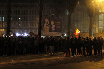 I tifosi abbracciano i beniamini giallorossi. Festa, cori e fumogeni all'arrivo da Rende - Corriere Salentino