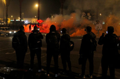 I tifosi abbracciano i beniamini giallorossi. Festa, cori e fumogeni all'arrivo da Rende - Corriere Salentino