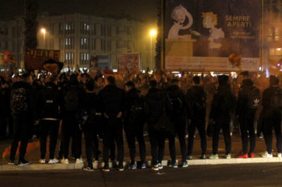 I tifosi abbracciano i beniamini giallorossi. Festa, cori e fumogeni all'arrivo da Rende - Corriere Salentino