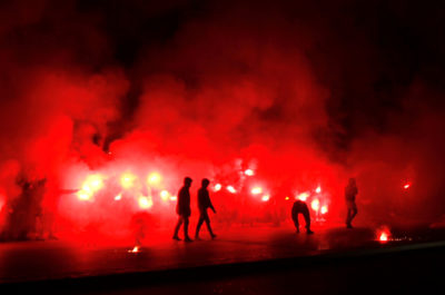 I tifosi abbracciano i beniamini giallorossi. Festa, cori e fumogeni all'arrivo da Rende - Corriere Salentino