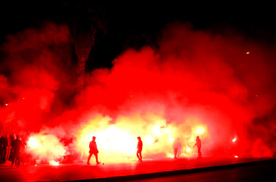 I tifosi abbracciano i beniamini giallorossi. Festa, cori e fumogeni all'arrivo da Rende - Corriere Salentino