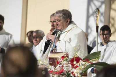 L'Arcivescovo accende la Fòcara e celebra la messa solenne - Corriere Salentino