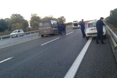 Terrore sulla statale Lecce-Brindisi: commando di 15 rapinatori tenta l'assalto ad un furgone portavalori - Corriere Salentino