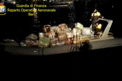 Sul gommone kalashnikov ed oltre 1.500 chili di marijuana: in manette tre scafisti - Corriere Salentino