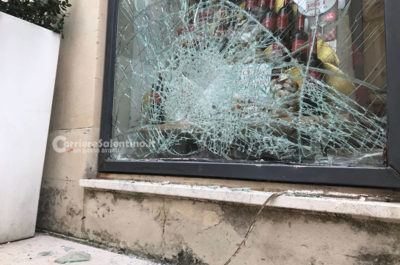 Sfonda la vetrata a colpi di massi, ma le telecamere lo incastrano: fine della corsa per il ladruncolo del centro? - Corriere Salentino