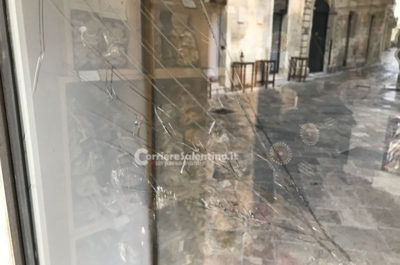 Sfonda la vetrata a colpi di massi, ma le telecamere lo incastrano: fine della corsa per il ladruncolo del centro? - Corriere Salentino