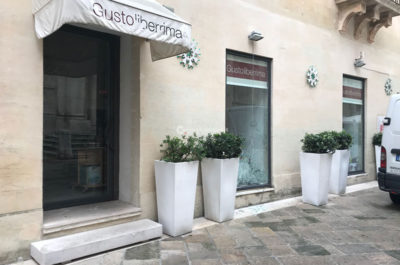 Sfonda la vetrata a colpi di massi, ma le telecamere lo incastrano: fine della corsa per il ladruncolo del centro? - Corriere Salentino