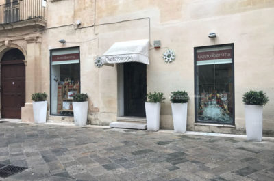 Sfonda la vetrata a colpi di massi, ma le telecamere lo incastrano: fine della corsa per il ladruncolo del centro? - Corriere Salentino