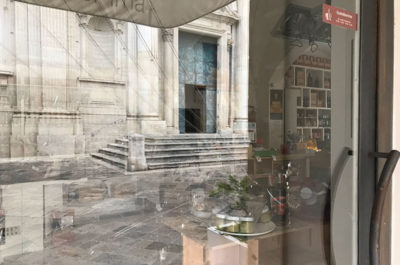 Sfonda la vetrata a colpi di massi, ma le telecamere lo incastrano: fine della corsa per il ladruncolo del centro? - Corriere Salentino