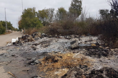 Dopo i rifiuti, fiamme e fumo tossico: incendiata nella notte la discarica abusiva di Spiaggiabella - Corriere Salentino