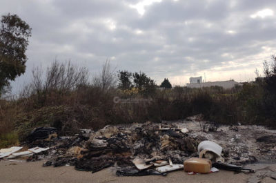 Dopo i rifiuti, fiamme e fumo tossico: incendiata nella notte la discarica abusiva di Spiaggiabella - Corriere Salentino