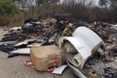Dopo i rifiuti, fiamme e fumo tossico: incendiata nella notte la discarica abusiva di Spiaggiabella - Corriere Salentino