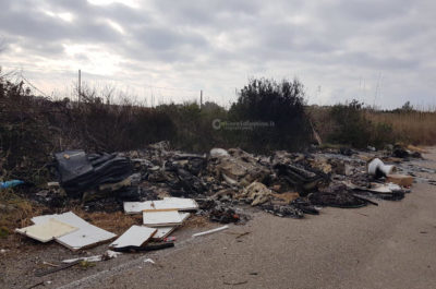 Dopo i rifiuti, fiamme e fumo tossico: incendiata nella notte la discarica abusiva di Spiaggiabella - Corriere Salentino