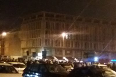 I tifosi abbracciano i beniamini giallorossi. Festa, cori e fumogeni all'arrivo da Rende - Corriere Salentino