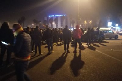 I tifosi abbracciano i beniamini giallorossi. Festa, cori e fumogeni all'arrivo da Rende - Corriere Salentino