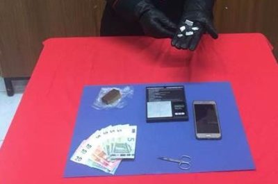Viavai dalla casa del pusher, irrompono i carabinieri e trovano la droga: in carcere 30enne - Corriere Salentino