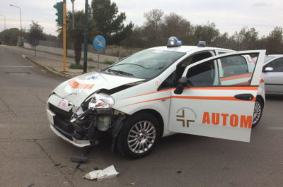 Schianto all'incrocio contro l'automedica che viaggiava a sirene spiegate, lievi feriti - Corriere Salentino