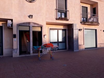 Per ore a terra nel bagno di casa, vicina raccoglie le grida di aiuto: salvato dai vigili del fuoco - Corriere Salentino