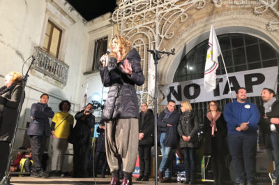 Tutta piazza Salandra per Di Battista. Lezzi: “Scusate se vi ho messo in imbarazzo: ero in buona fede” - Corriere Salentino