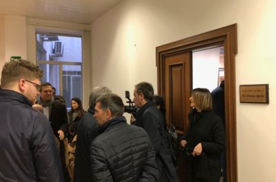 Il grande flop, manca una firma e Godot non passa: in 16 davanti al segretario - Corriere Salentino