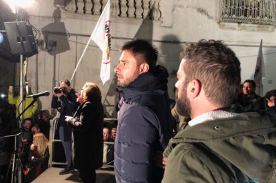 Tutta piazza Salandra per Di Battista. Lezzi: “Scusate se vi ho messo in imbarazzo: ero in buona fede” - Corriere Salentino