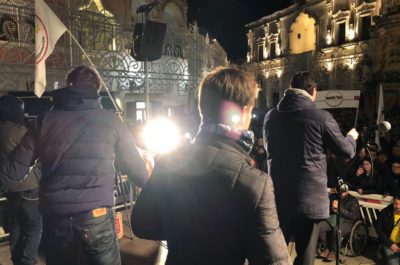 Tutta piazza Salandra per Di Battista. Lezzi: “Scusate se vi ho messo in imbarazzo: ero in buona fede” - Corriere Salentino