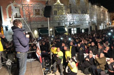 Tutta piazza Salandra per Di Battista. Lezzi: “Scusate se vi ho messo in imbarazzo: ero in buona fede” - Corriere Salentino