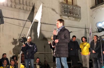 Tutta piazza Salandra per Di Battista. Lezzi: “Scusate se vi ho messo in imbarazzo: ero in buona fede” - Corriere Salentino