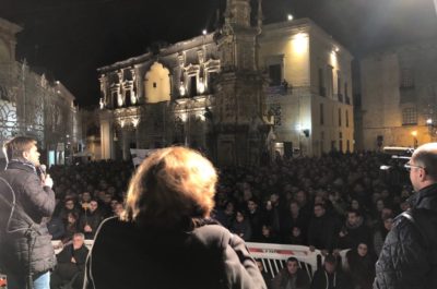 Tutta piazza Salandra per Di Battista. Lezzi: “Scusate se vi ho messo in imbarazzo: ero in buona fede” - Corriere Salentino
