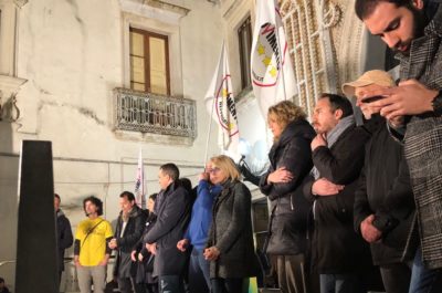 Tutta piazza Salandra per Di Battista. Lezzi: “Scusate se vi ho messo in imbarazzo: ero in buona fede” - Corriere Salentino