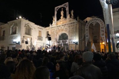 Tutta piazza Salandra per Di Battista. Lezzi: “Scusate se vi ho messo in imbarazzo: ero in buona fede” - Corriere Salentino