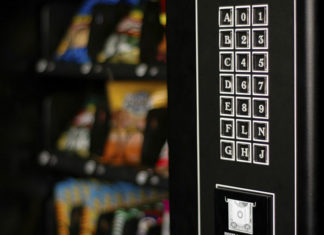 Prende a calci gettoniera del distributore automatico, bloccato da vigilantes e carabinieri