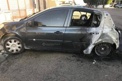 Nuova intimidazione contro l'ex ispettore di polizia: bandito incendia la sua auto - Corriere Salentino