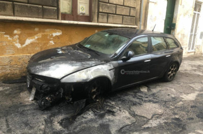 Alfa di imprenditore in fiamme nel centro storico di Lecce, si sospetta l'atto doloso - Corriere Salentino