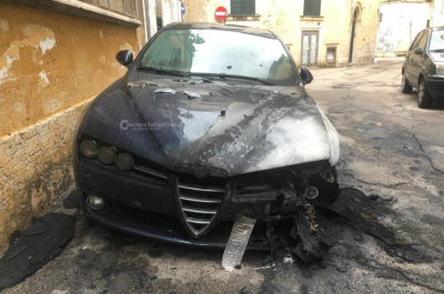 Alfa di imprenditore in fiamme nel centro storico di Lecce, si sospetta l'atto doloso - Corriere Salentino