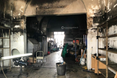Alle fiamme un'autofficina, l'incendio distugge locale ed un'auto - Corriere Salentino