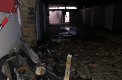 Incendio alla periferia di Lecce: le fiamme distuggono garage, scooter ed un bancone da lavoro - Corriere Salentino