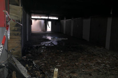 Incendio alla periferia di Lecce: le fiamme distuggono garage, scooter ed un bancone da lavoro - Corriere Salentino