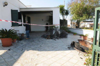 Incendiano materasso e scatenano le fiamme nella villetta, trovate "diavolina" ed una tanica - Corriere Salentino